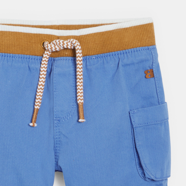 شورت كارغو بخصر مرن باللون الأزرق للأطفال الصغار.